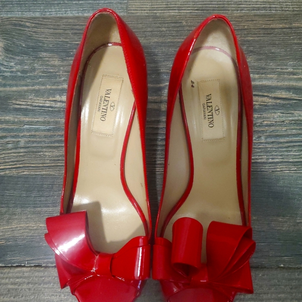 Peeptoe Valentino bow shoes